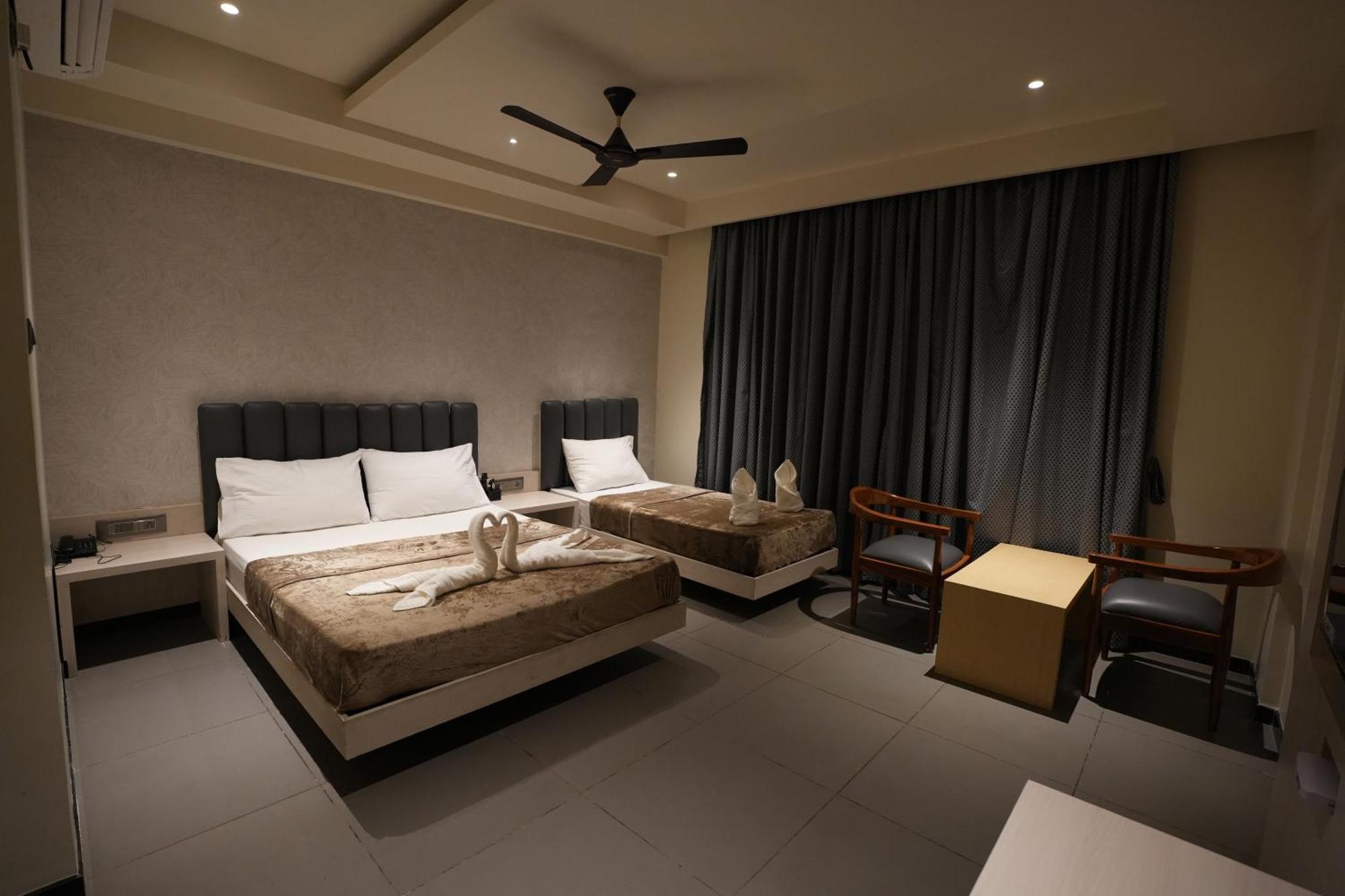 Hotel Swathi Hospet Extérieur photo