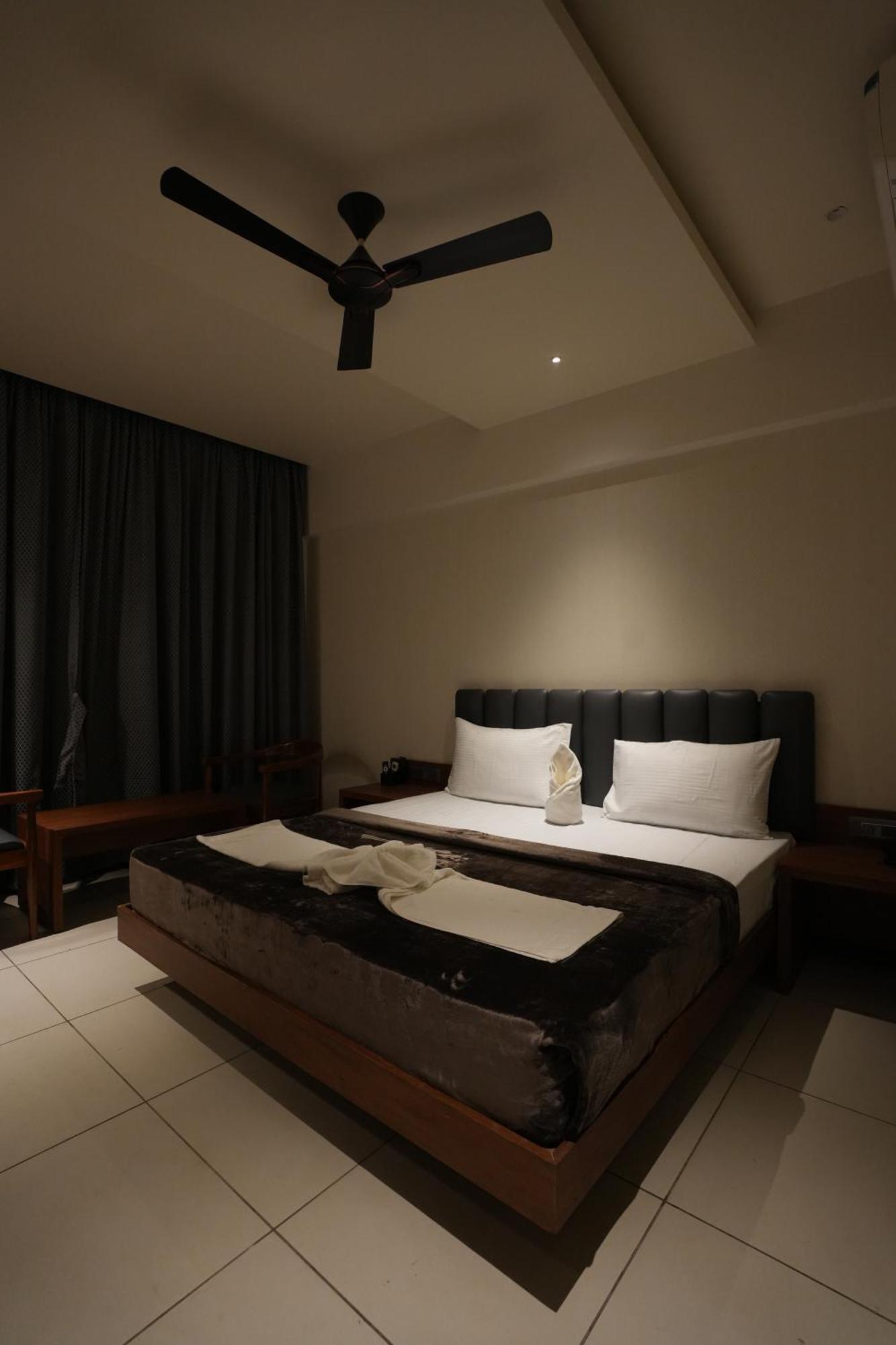 Hotel Swathi Hospet Extérieur photo
